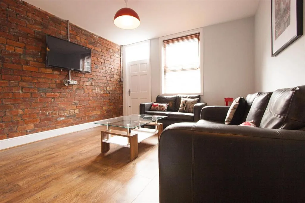 5 bedroom terraced house for rent