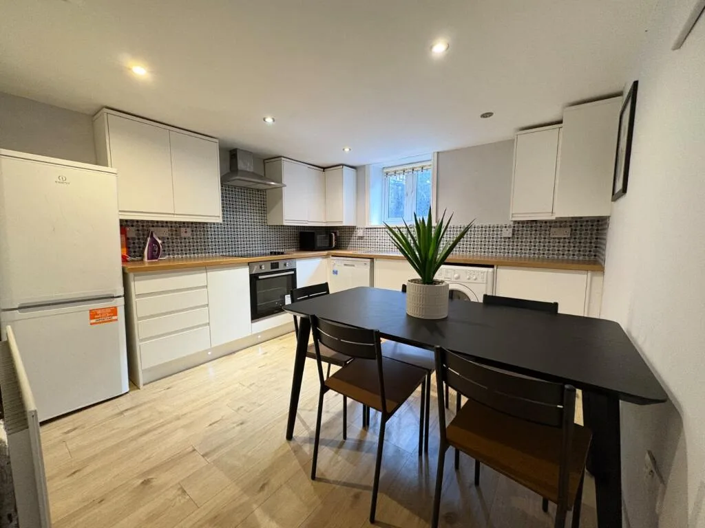 5 bedroom terraced house for rent