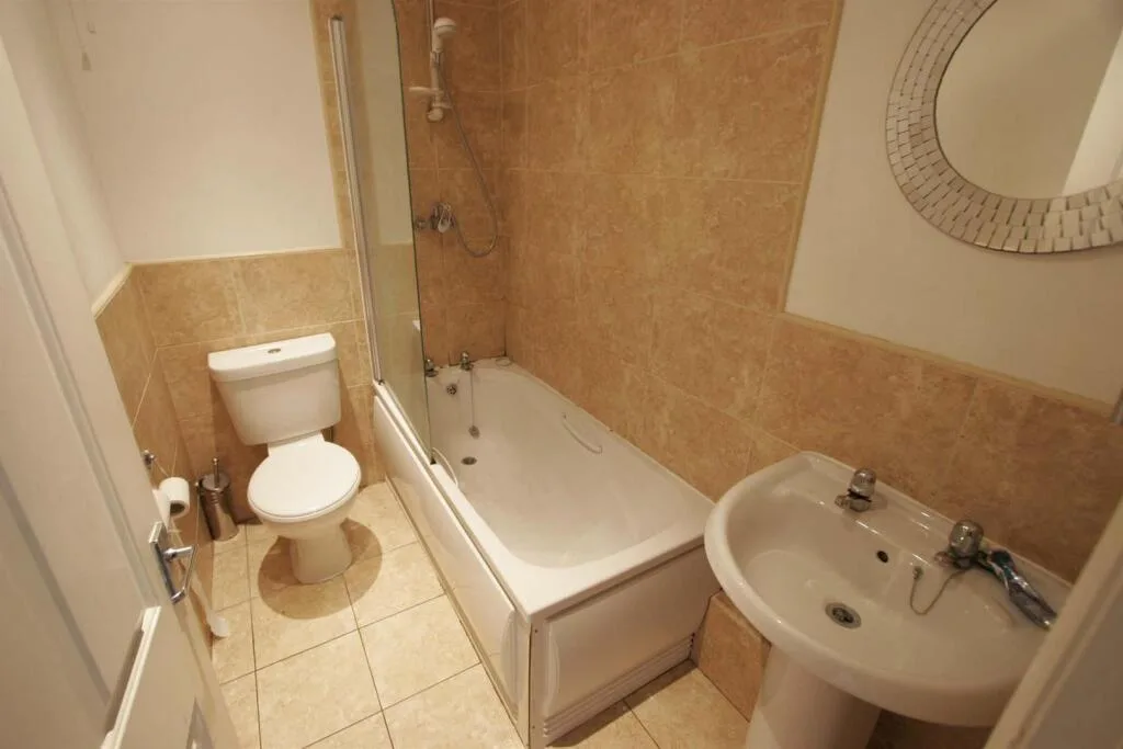 4 bedroom semi-detached house for rent
