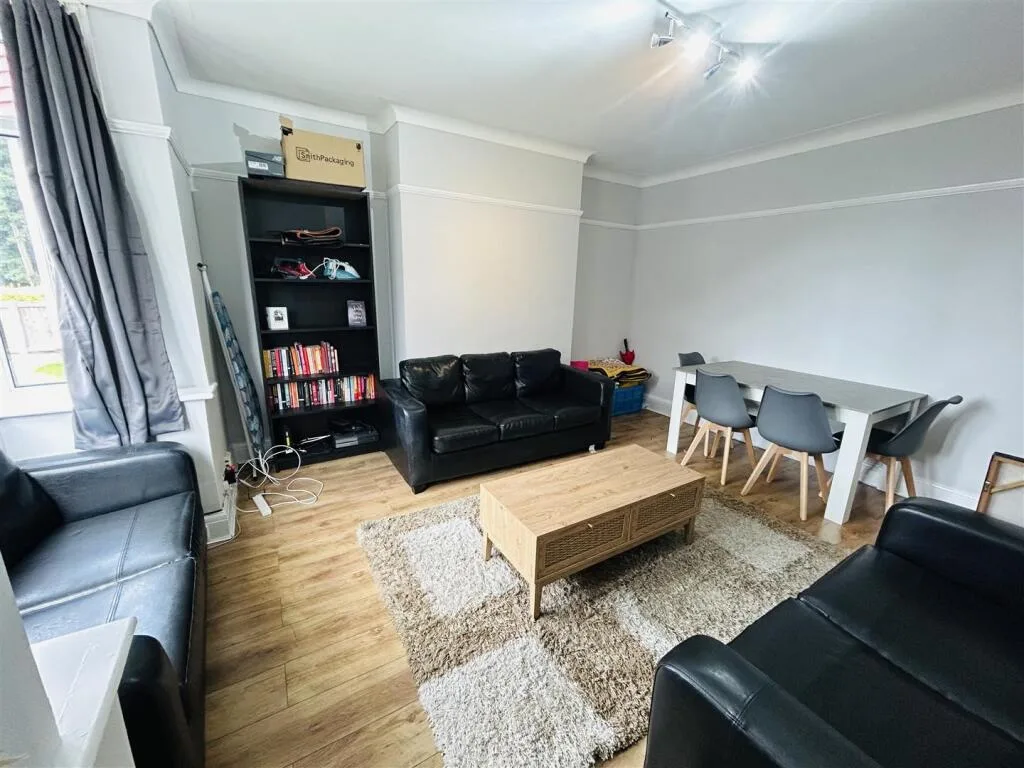 4 bedroom semi-detached house for rent