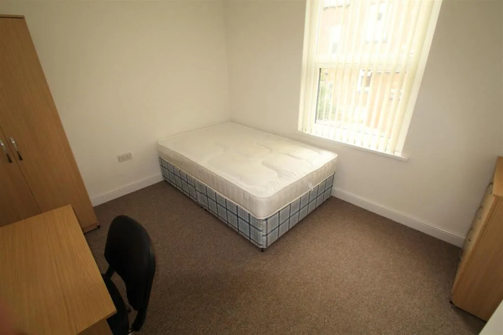 6 bedroom terraced house for rent
