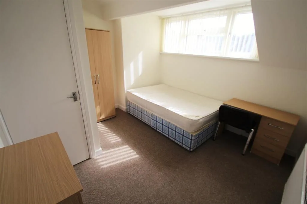 6 bedroom terraced house for rent
