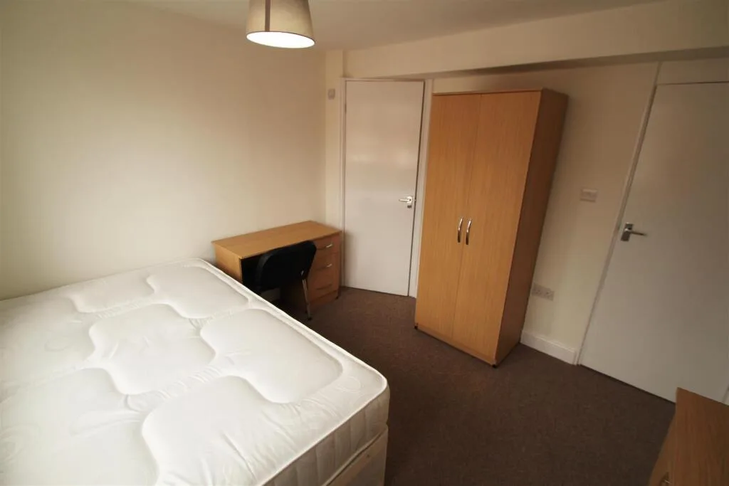 6 bedroom terraced house for rent