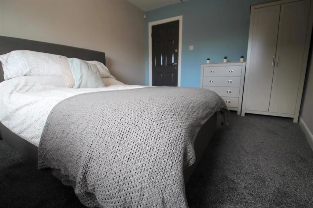 6 bedroom semi-detached house for rent