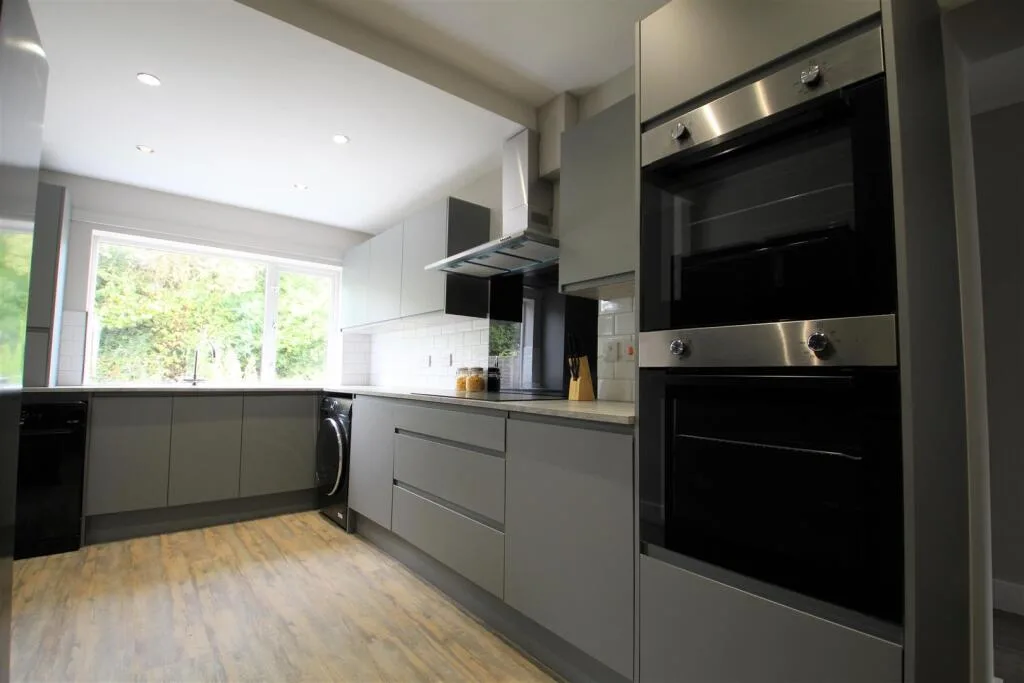 6 bedroom semi-detached house for rent