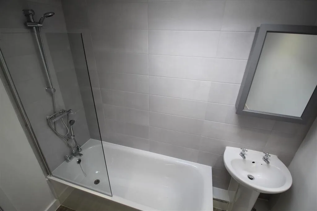 6 bedroom semi-detached house for rent
