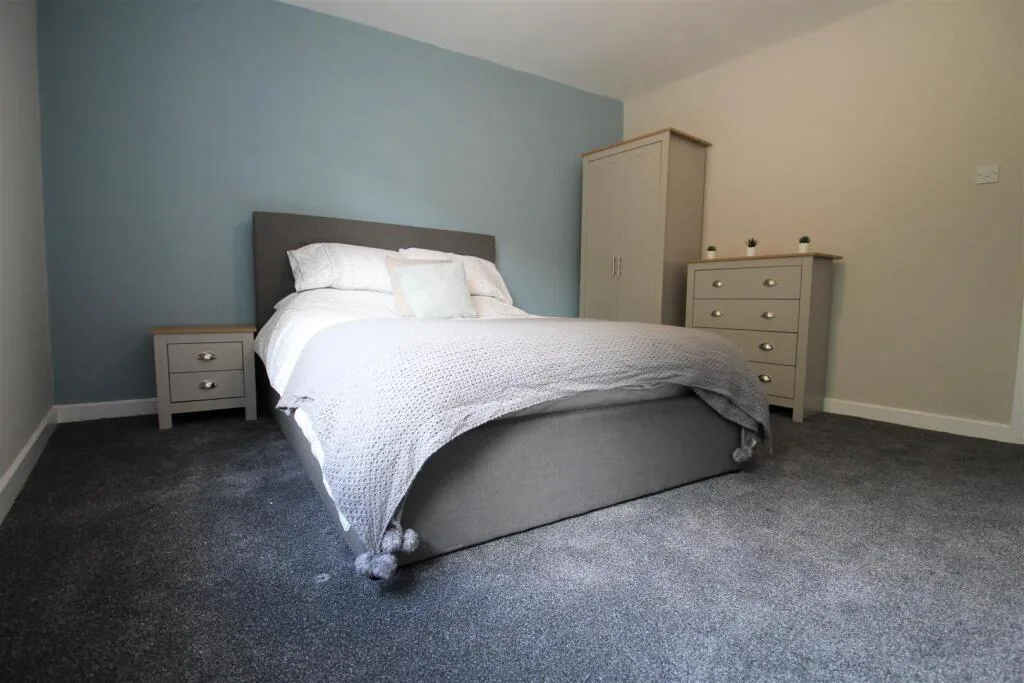 6 bedroom semi-detached house for rent