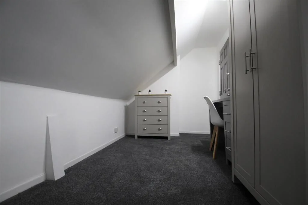 6 bedroom semi-detached house for rent