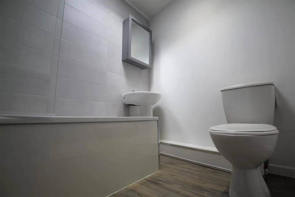 6 bedroom semi-detached house for rent