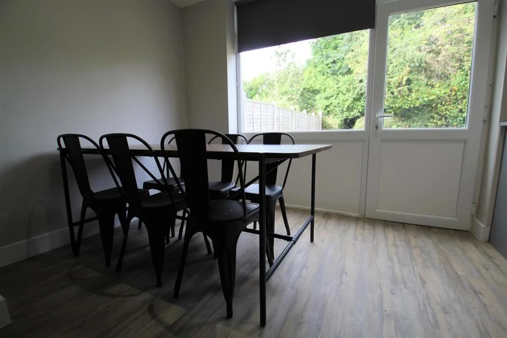 6 bedroom semi-detached house for rent