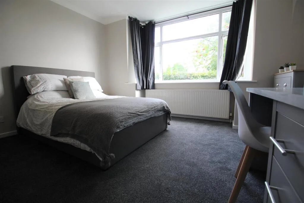 6 bedroom semi-detached house for rent