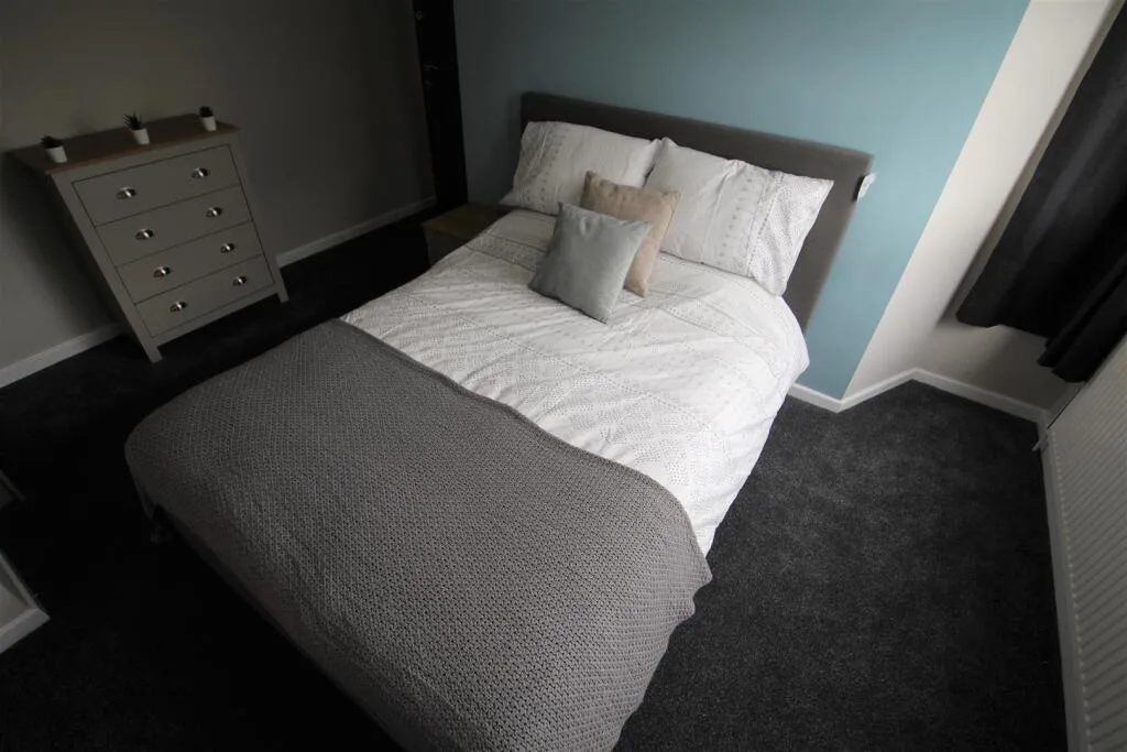 6 bedroom semi-detached house for rent