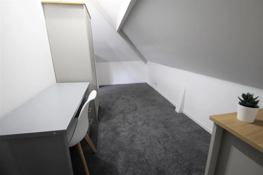 6 bedroom semi-detached house for rent