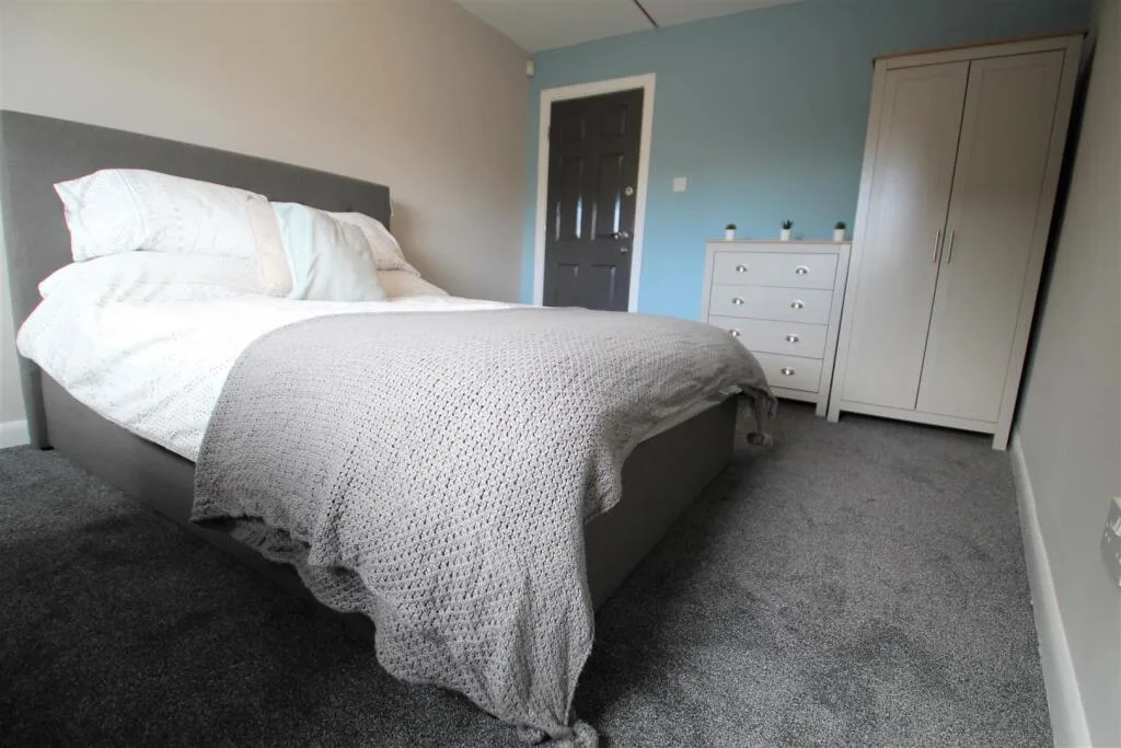 6 bedroom semi-detached house for rent