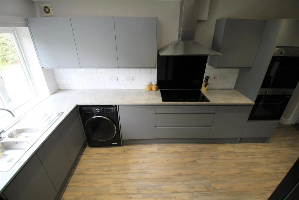 6 bedroom semi-detached house for rent