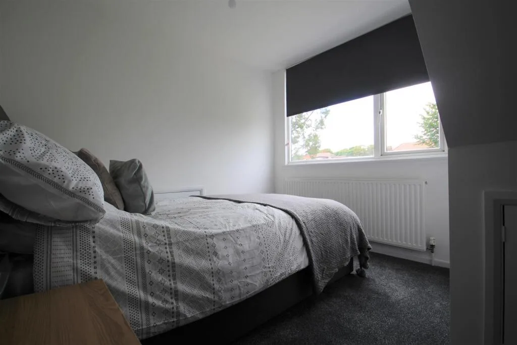 6 bedroom semi-detached house for rent