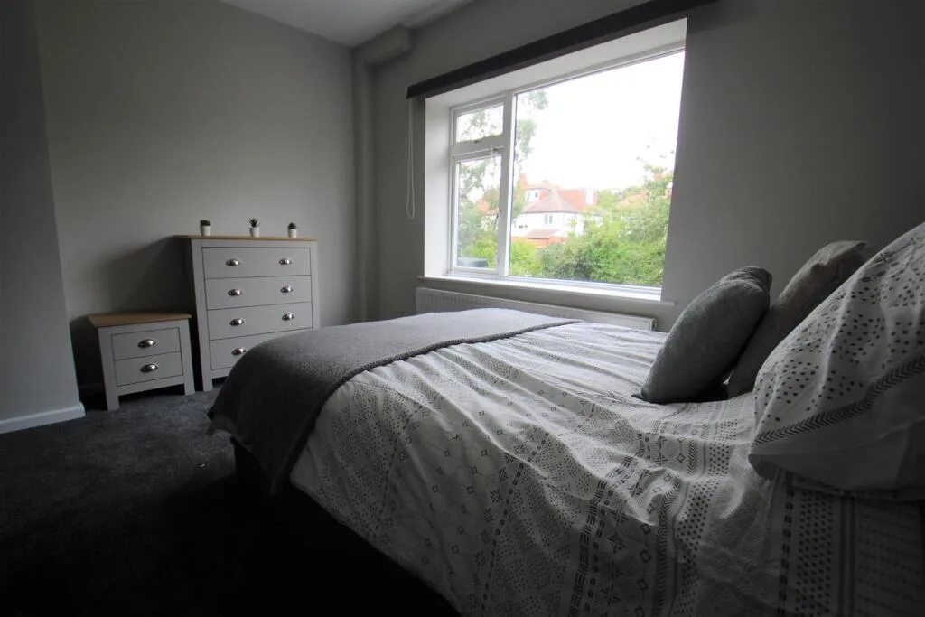 6 bedroom semi-detached house for rent