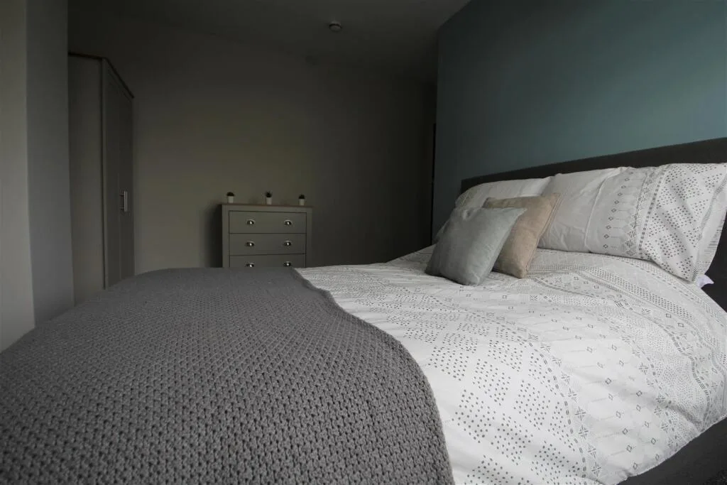 6 bedroom semi-detached house for rent