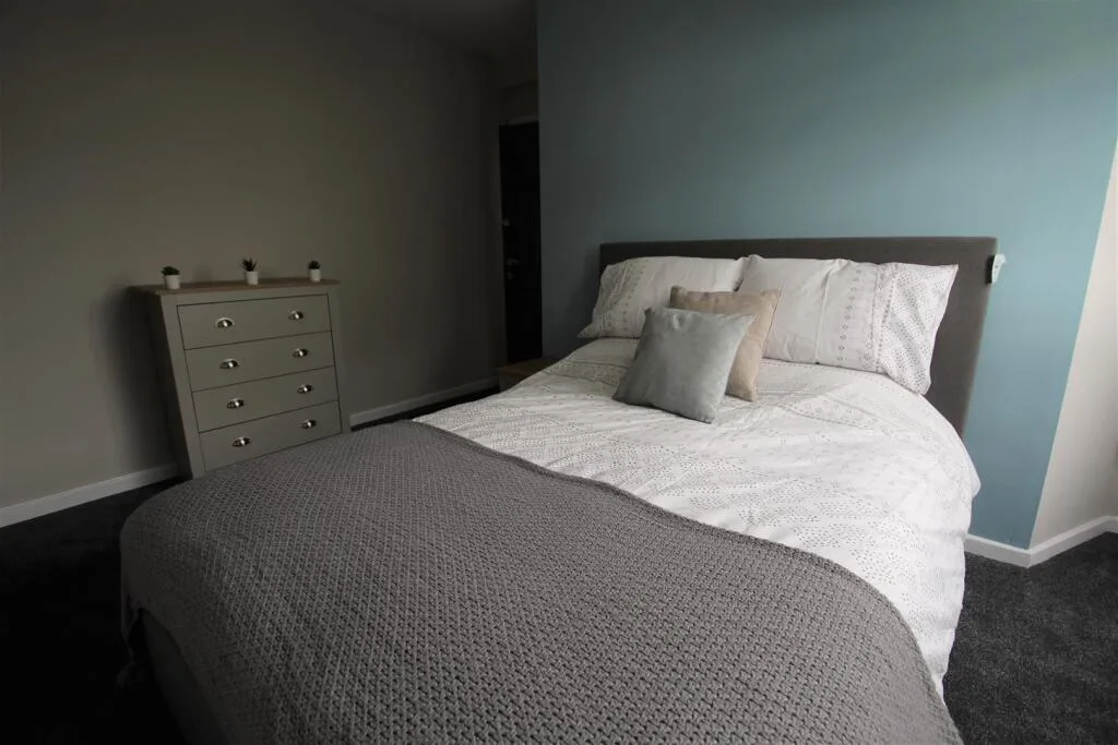 6 bedroom semi-detached house for rent