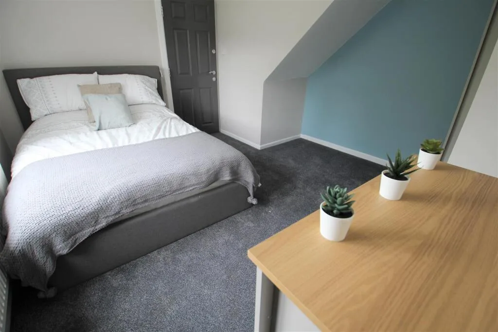 6 bedroom semi-detached house for rent