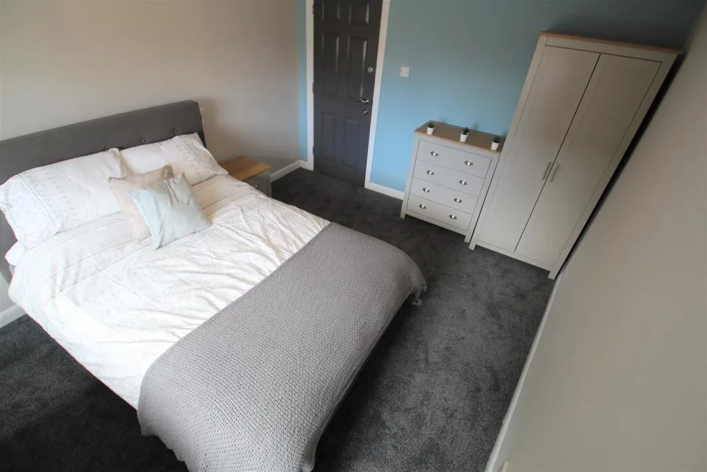 6 bedroom semi-detached house for rent