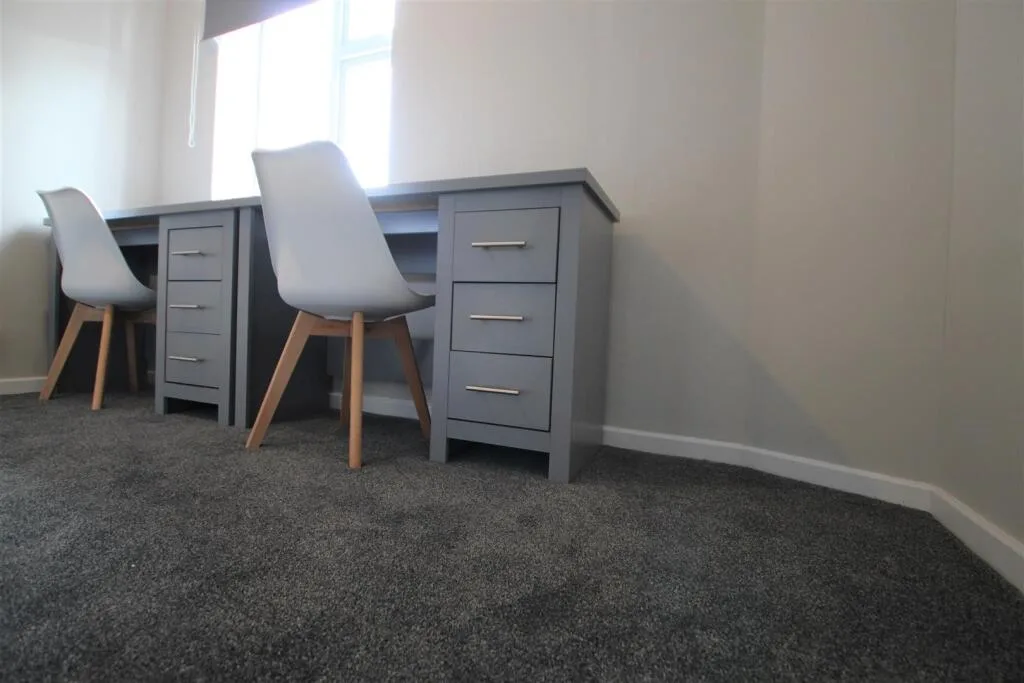 6 bedroom semi-detached house for rent