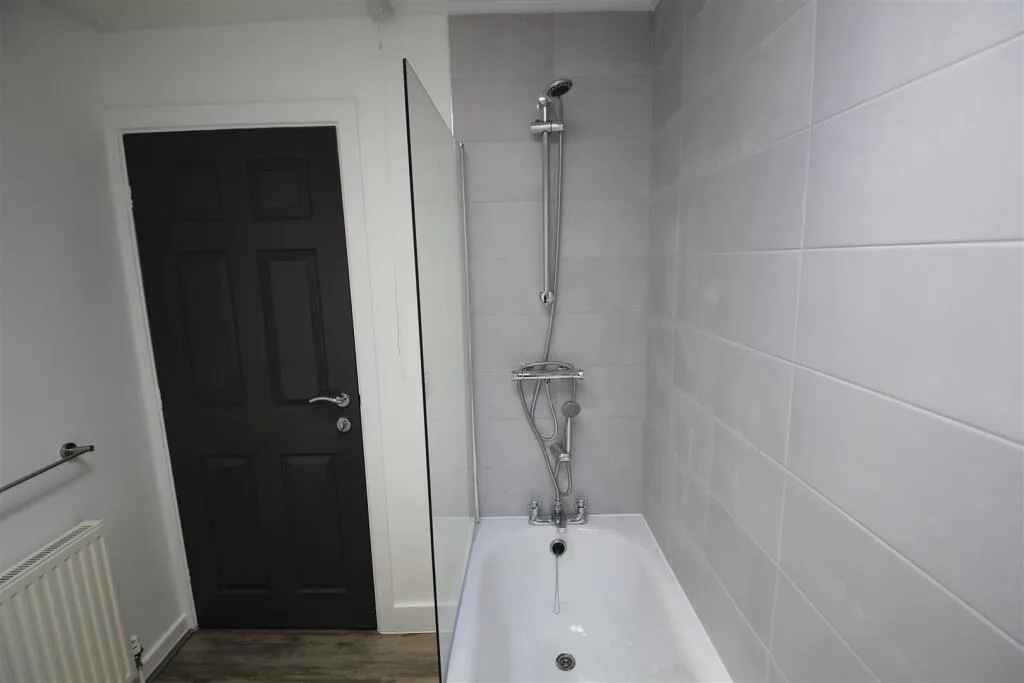 6 bedroom semi-detached house for rent