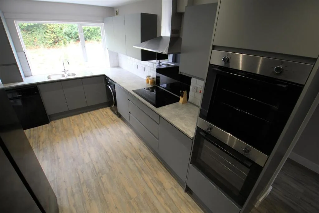 6 bedroom semi-detached house for rent