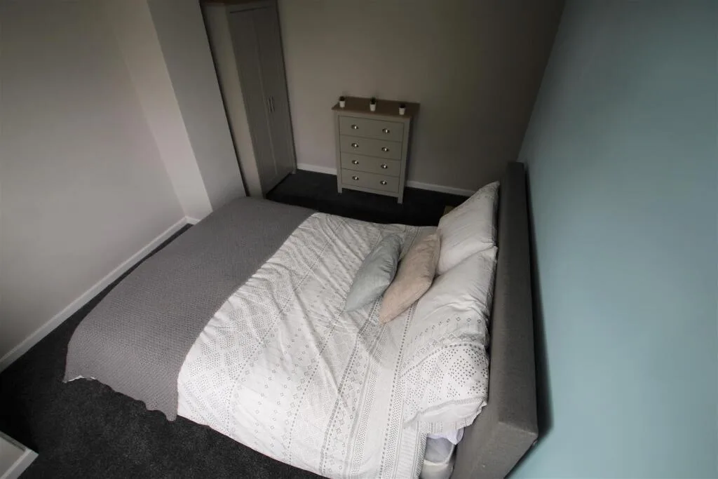 6 bedroom semi-detached house for rent