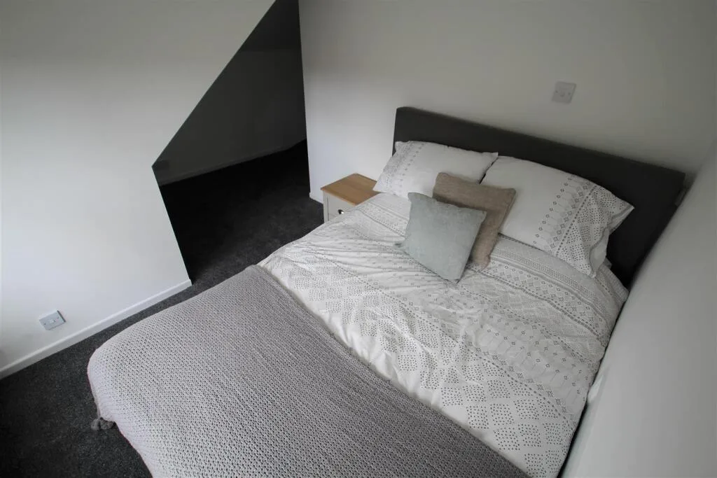 6 bedroom semi-detached house for rent