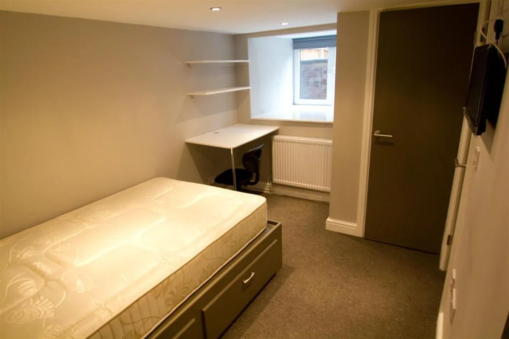 6 bedroom terraced house for rent