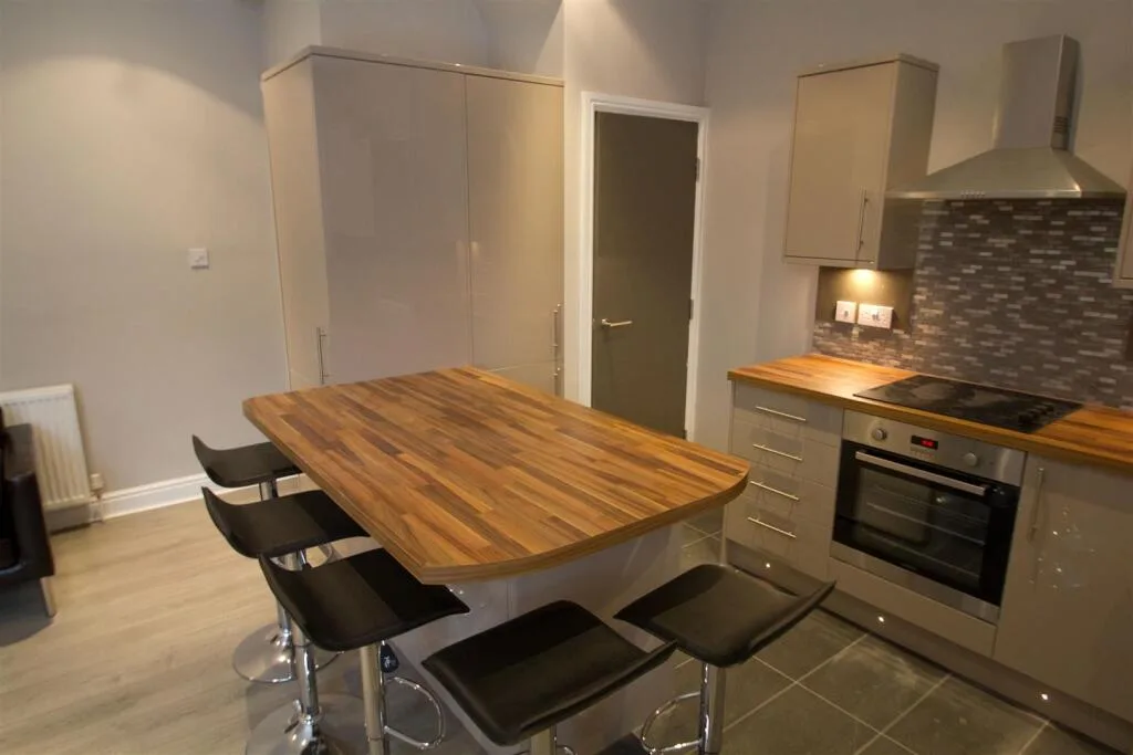 6 bedroom terraced house for rent