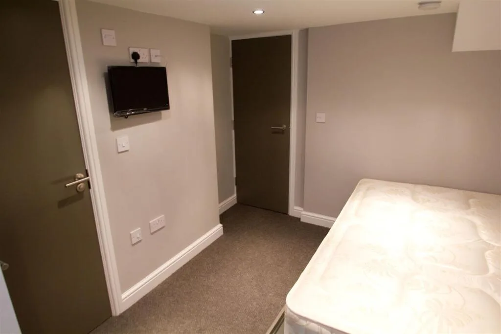 6 bedroom terraced house for rent