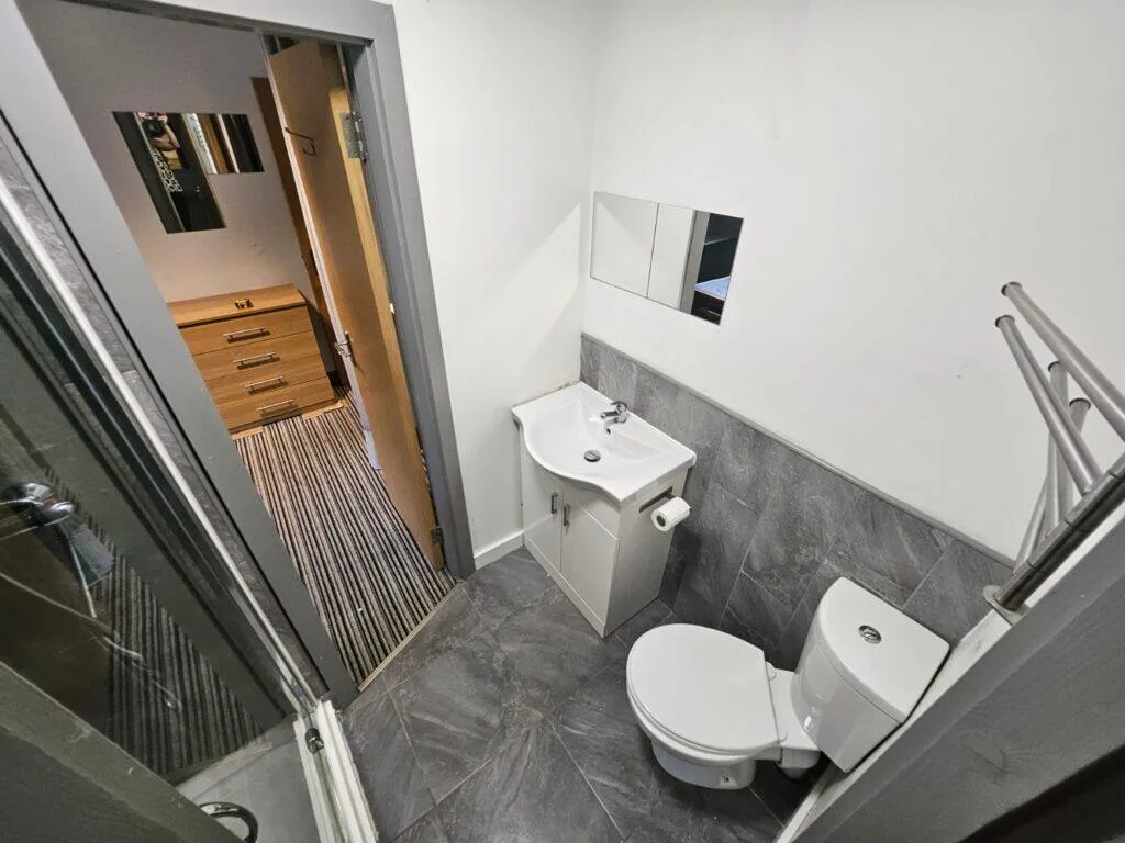 7 bedroom end of terrace house for rent