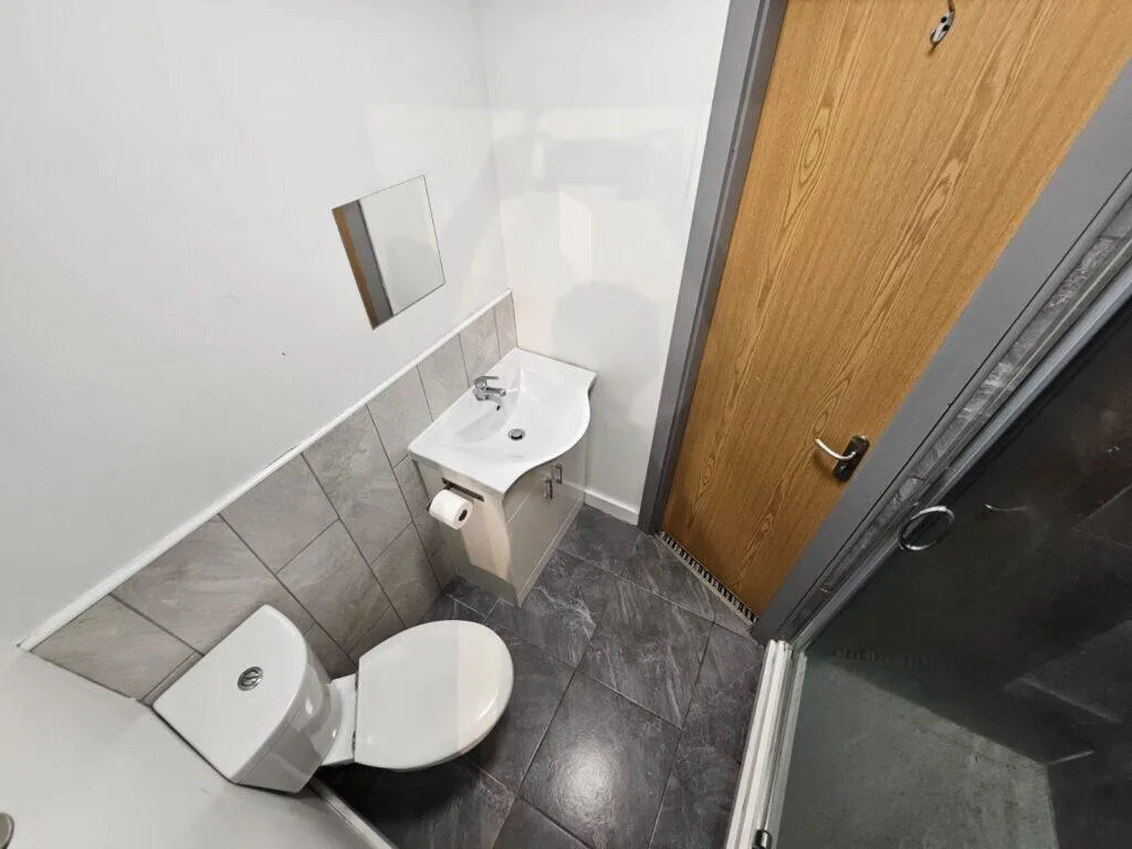 7 bedroom end of terrace house for rent