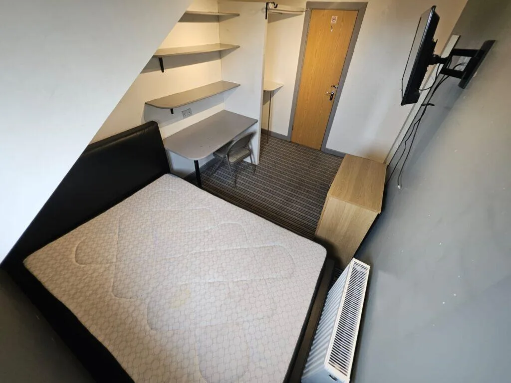 7 bedroom end of terrace house for rent