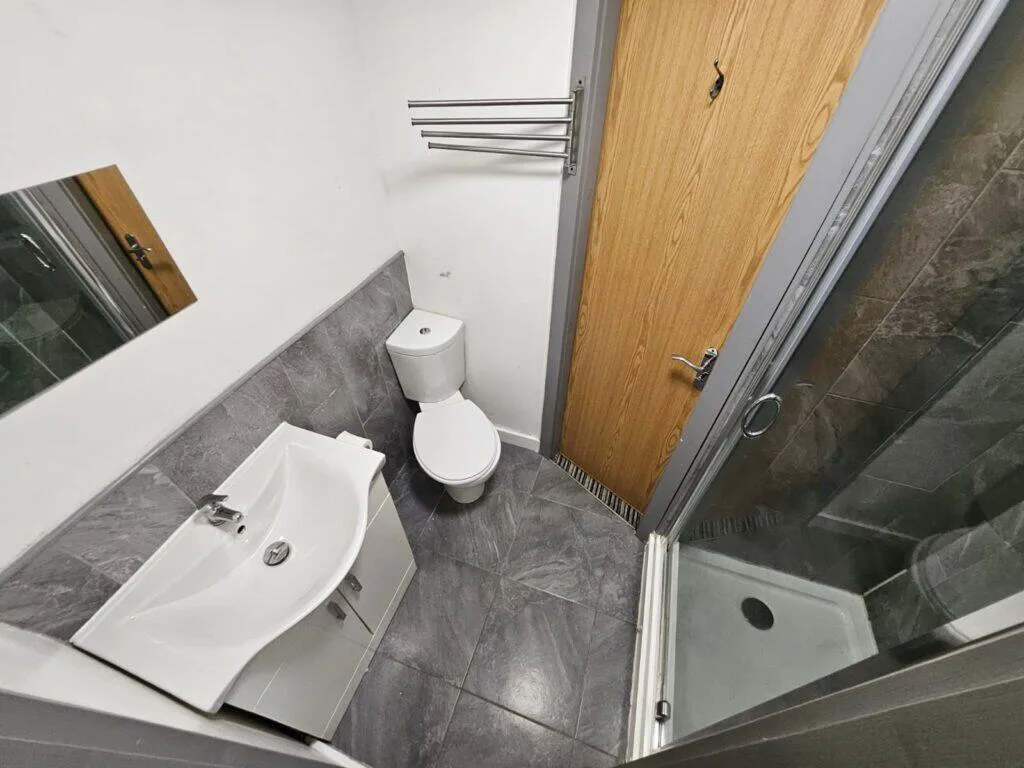 7 bedroom end of terrace house for rent
