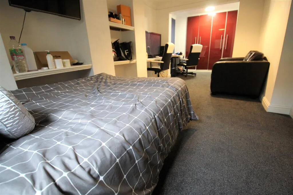 6 bedroom terraced house for rent