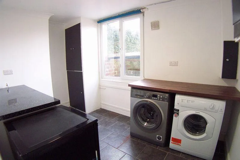 6 bedroom terraced house for rent