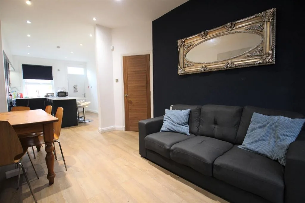 6 bedroom terraced house for rent