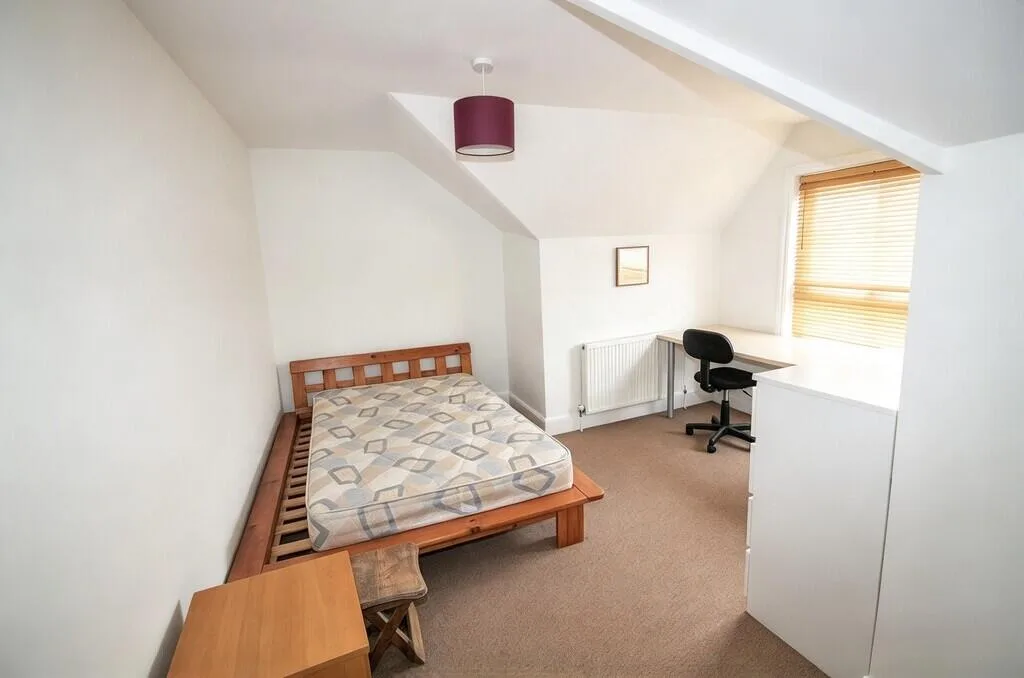 5 bedroom end of terrace house for rent