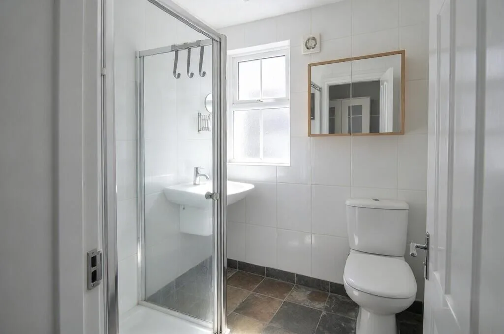 5 bedroom end of terrace house for rent