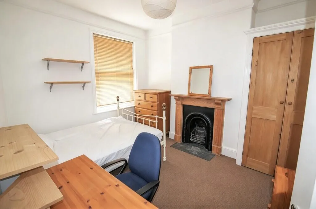 5 bedroom end of terrace house for rent