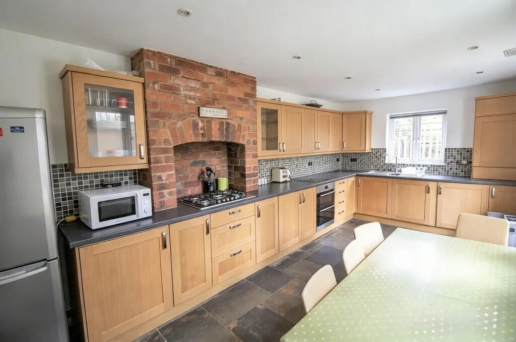 5 bedroom end of terrace house for rent