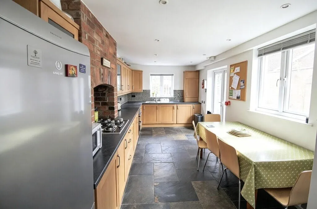 5 bedroom end of terrace house for rent