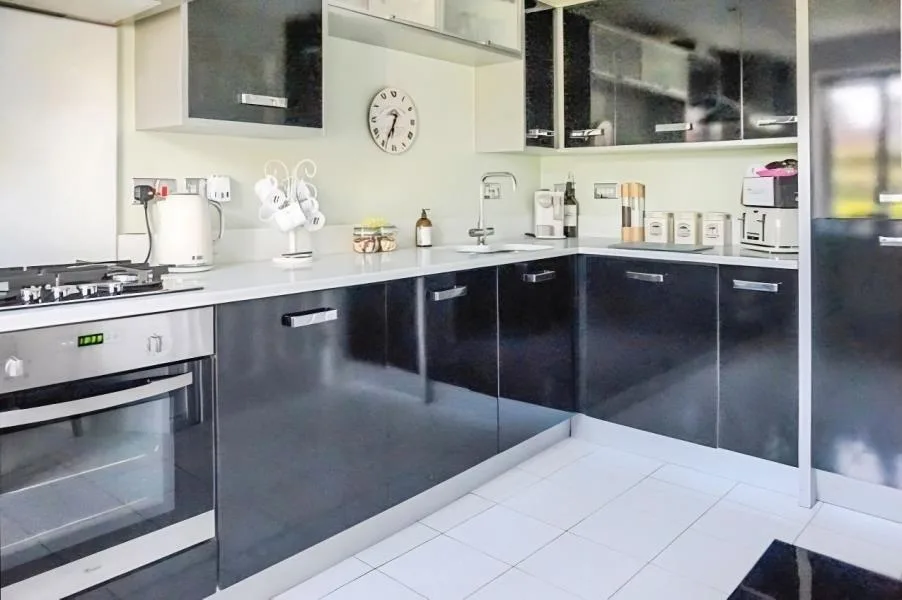 5 bedroom terraced house for rent