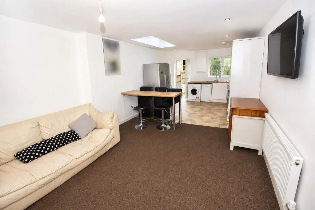 6 bedroom apartment for rent