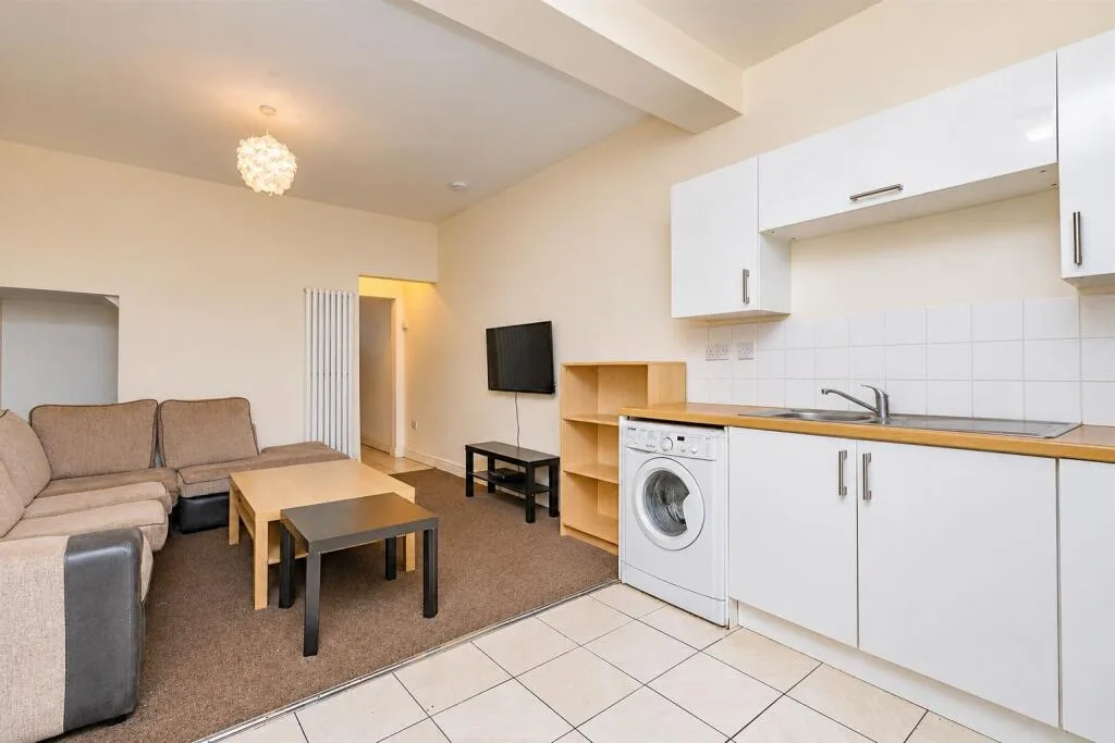7 bedroom end of terrace house for rent