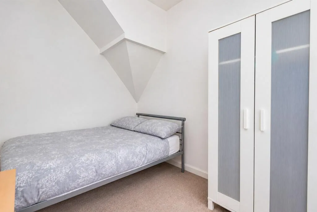 7 bedroom end of terrace house for rent