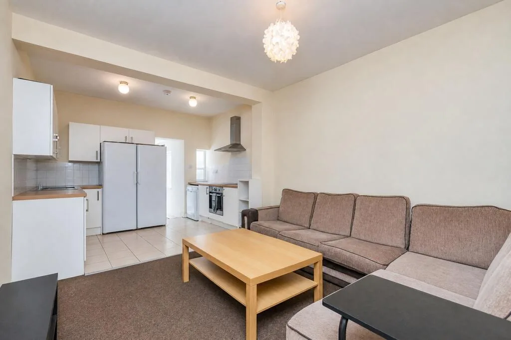7 bedroom end of terrace house for rent